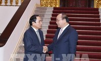 Premierminister Nguyen Xuan Phuc empfängt Generalinspektor der laotischen Regierung