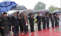 Vietnamesische Spitzenpolitiker legen Blumen vor dem Denkmal der gefallenen Soldaten nieder