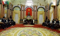 Interimsstaatspräsidentin Dang Thi Ngoc Thinh empfängt südkoreanischen Premierminister Lee Nak-yeon