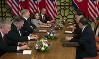 Fotos von US-Präsident Donald Trump und Nordkoreas Staatschef Kim Jong un beim Gipfeltreffen in Hanoi