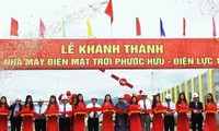 Vizeparlamentspräsidentin Tong Thi Phong nimmt an Einweihung der Solarstromanlage Phuoc Huu teil