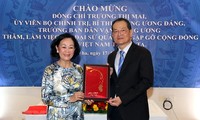 Leiterin der Abteilung für Volksaufklärung der Partei, Truong Thi Mai besucht vietnamesische Botschaft in Katar
