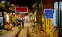 Einzigartiges Erlebnis mit Kaffee am Gleis in Hanoi