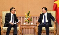 Vizepremierminister Trinh Dinh Dung empfängt Generaldirektor des thailändischen Konzerns SCG Roongrote Rangsiyopash