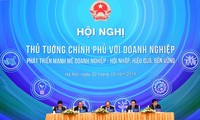 Konferenz zwischen Premierminister Nguyen Xuan Phuc und Unternehmen
