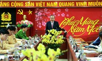 Vizepremierminister Truong Hoa Binh auf Dienstreise zu Zentralzollbehörde und Verkehrspolizei