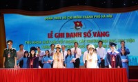 88 Hochschulabsolventen in Hanoi mit Bestnoten in ihrem Fach werden in goldenes Buch eingetragen