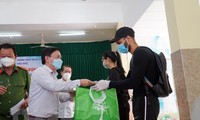 Ermutigung und Geschenke für die von der COVID-19- Pandemie betroffenen Ausländer in Vietnam
