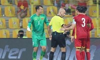 Bekannte Schiedsrichter beim Spiel Vietnam gegen Oman