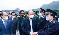 Staatspräsident Nguyen Xuan Phuc besucht den Grenzübergang der Freundschaft