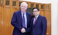 Vietnam legt großen Wert auf Konsultationen in Wirtschaftspolitik mit weltweiten Forschungszentren