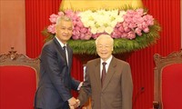 KPV-Generalsekretär Nguyen Phu Trong empfängt den Parteisekretär der laotischen Hauptstadt Vientiane