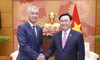 Parlamentspräsident Vuong Dinh Hue empfängt Parteisekretär der laotischen Hauptstadt VIentiane