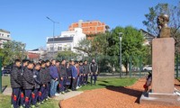 Vietnamesisches Futsalteam besucht Ho Chi Minh-Statue in Buenos Aires