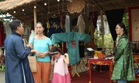 Einzigartige Kultur der alten Tracht Ao Dai der Frauen in Hue