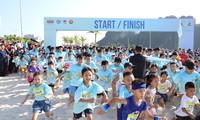 Mehr als 1.000 Menschen nehmen am Staffellauf in Quang Ninh teil 