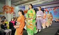 Herbstfarben Vietnams und Japans: Schönheit der traditionellen Trachten ehren