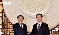 Parlamentspräsident Vuong Dinh Hue trifft Parteisekretär der chinesischen Provinz Yunnan