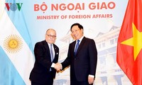 Nguyen Xuan Phuc 총리, 아르헨티나 외무장관 접견