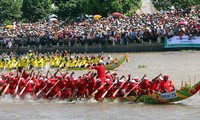 전통적인 Oóc Om Bóc - Đua ghe Ngo 축제 주간