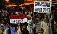 Egyptian government decides to disperse protesters 