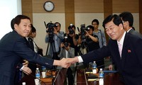 Two Koreas restore military hotline 