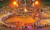 Mass performance of xoe folk dance to set Vietnamese record
