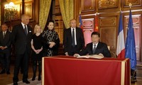 France signs deals worth 25b USD with China