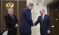 Putin receives John Kerry in Sochi
