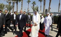 Rey de Qatar visita Franja de Gaza