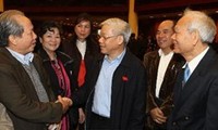 Máximo líder político con electores de Hanói