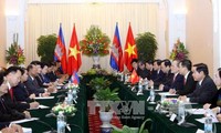 Dirigentes vietnamitas y camboyanos intercambian felicitaciones