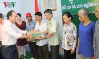 Entregan regalos a los vietnamitas en condiciones difíciles en Camboya