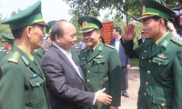 Premier vietnamita visita a las fuerzas militares y de seguridad pública de Dak Nong