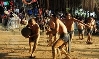 Festival de lucha de bola en lodo en la aldea Van