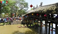 Visitan el antiguo puente de azulejos de Thanh Toan en Hue