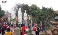 Visitar las pagodas en Año Nuevo Lunar, un hermoso rasgo cultural de los vietnamitas