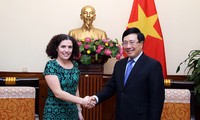 Vicepremier vietnamita recibe a la nueva embajadora uruguaya en el país