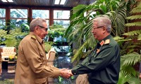 Líder partidista cubano recibe a militares vietnamitas