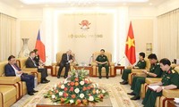 Jefe del Estado Mayor del Ejército de Vietnam recibe a vicepresidente de Cámara de Diputados checa