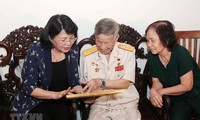 Vicepresidenta vietnamita visita familias con méritos revolucionarios