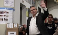Líder opositor se impone al actual presidente en elecciones primarias de Argentina