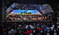 Actúa Orquesta Sinfónica de Londres en espacio peatonal de Hanói