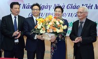 Líderes vietnamitas felicitan a maestros en ocasión de su Día Nacional