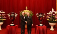 Entregan la Copa Lac Hong para honrar el XIII Congreso Nacional del PCV
