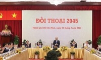 Primer ministro vietnamita dialoga con empresarios e intelectuales destacados
