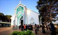 Visitar la iglesia evangélica de Plei Mo Nu