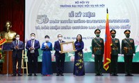 Universidad del Interior de Hanói recibe la Orden de Trabajo de primera categoría
