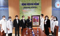 El presidente de Vietnam visita al personal médico de Da Nang