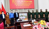 Entregan regalos de Tet a oficiales y soldados vietnamitas